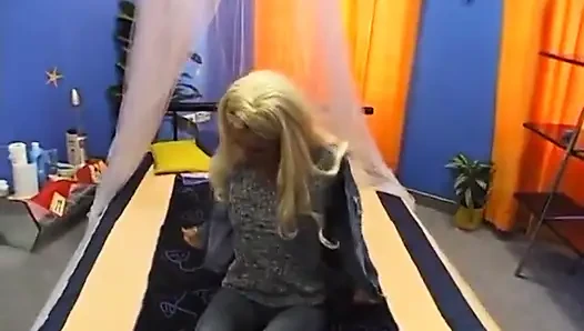Sarışın aşk deliğini parmaklıyor