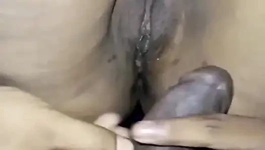 Hintli köylü kız gece kız arkadaşını domaltarak sikiyor porno