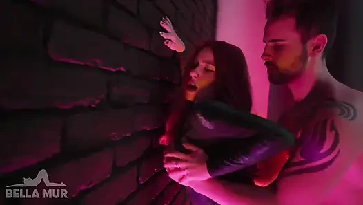 Горячая косплей-девушка подпрыгивает на хуе как сумасшедшая