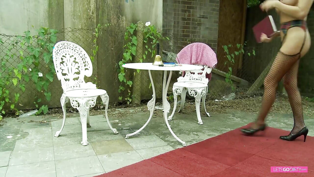 Lez universitárias dando prazer uma à outra em quarteto