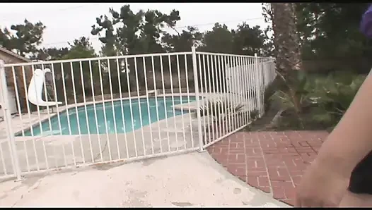 Прекрасную белую задницу трахают