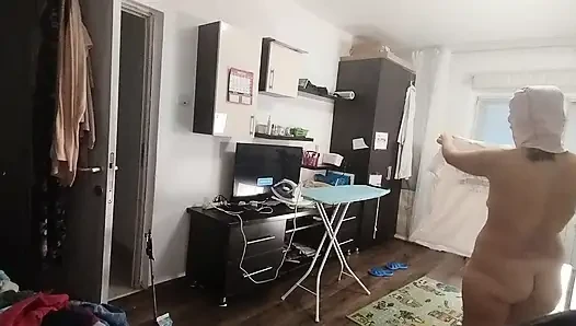 Seksi esmer evin etrafında çıplak ev işleri yapıyor.