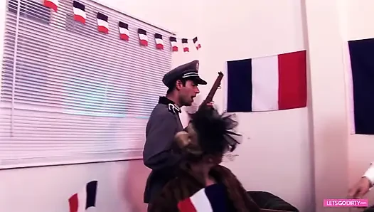 İki kız sınıfta tüm deliklere sikiliyor