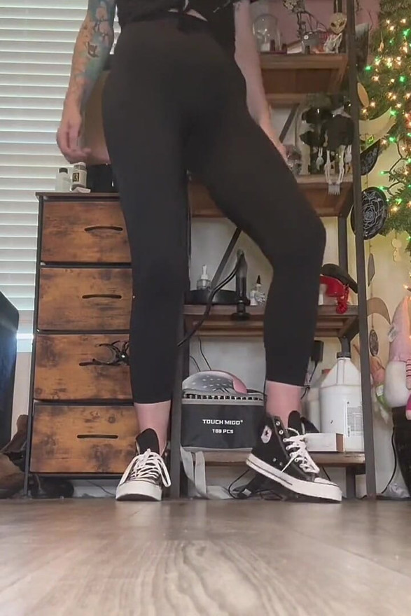 67 Giantess Crams Size 16 Feet in Size 14 Converse