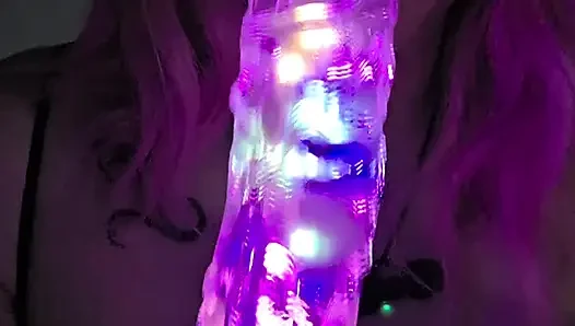 Lutschen an meinem beleuchteten dildo