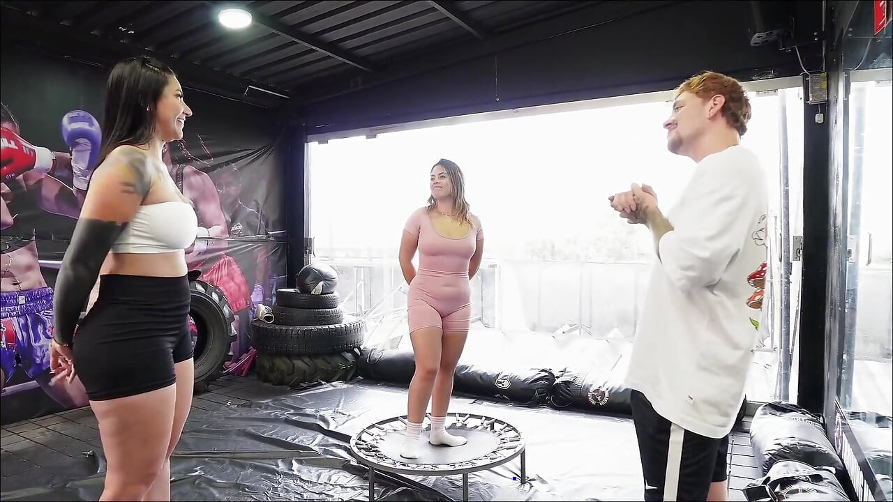 Nu am vrut să fac asta, dar am avut un threesome cu antrenorul nostru de la sală