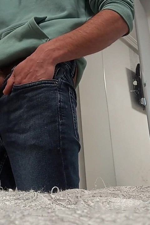 El tipo te muestra su pieza apretada de polla dentro de sus jeans