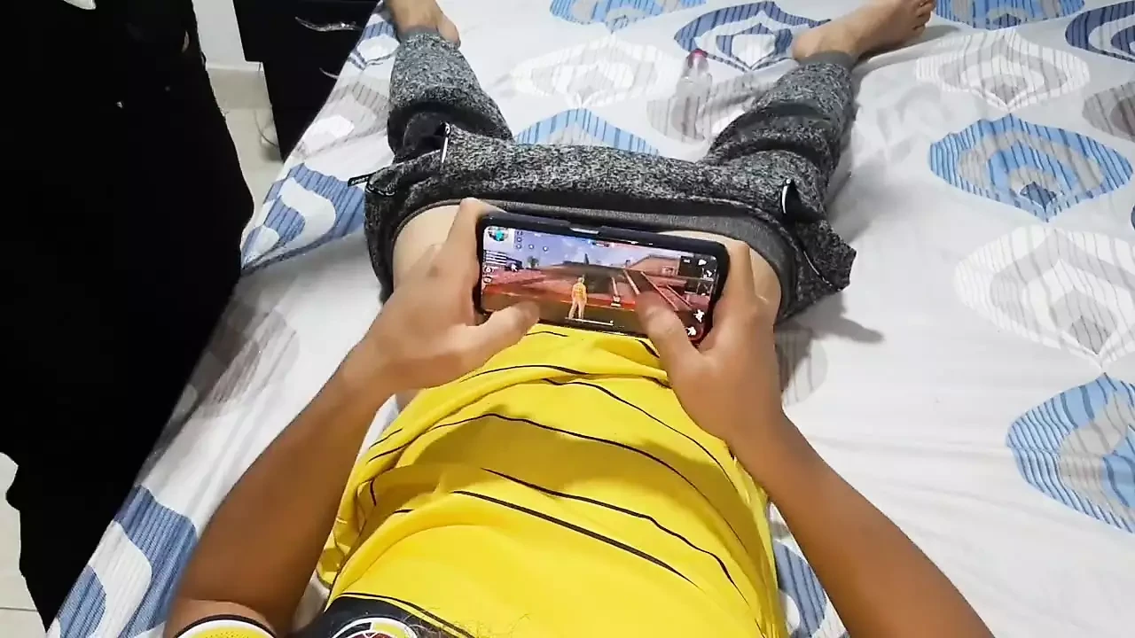 Dia bilang dia hacker karena aku butuh bantuannya