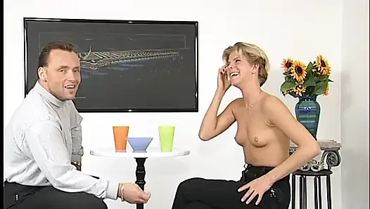 Genç kız şişman yarağa biniyor ve ondan tüm spermleri emiyor