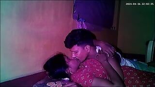 Cô vợ trong làng Ấn Độ hôn đít lãng mạn