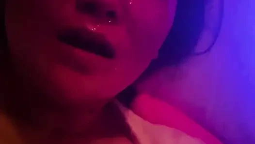 Evli bir kadına mastürbasyon yapıyor