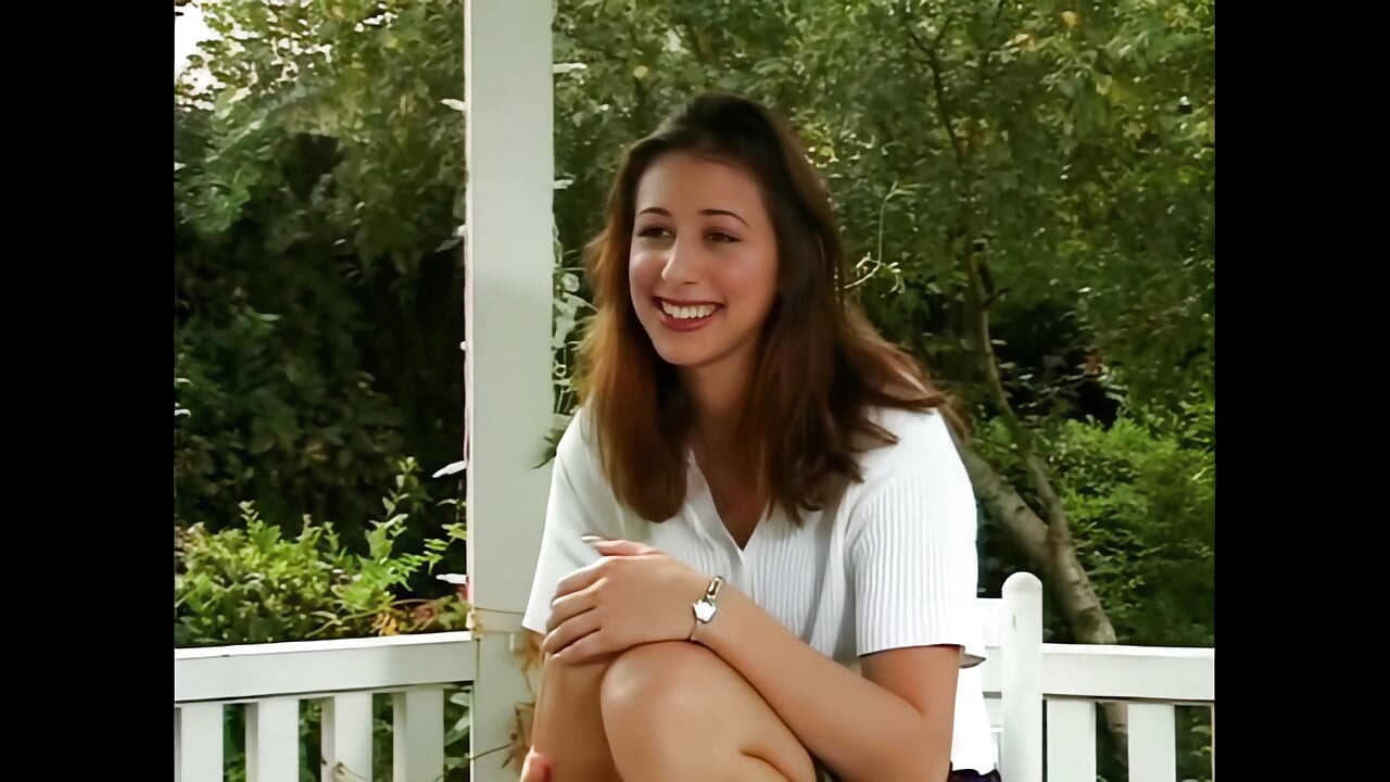 O fată tânără și atrăgătoare a făcut sex tare la duș