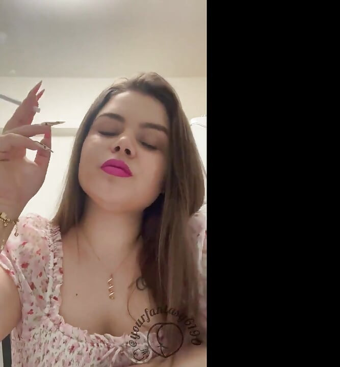 Cewek sange ini lagi asik merokok di dapur dengan baju pink