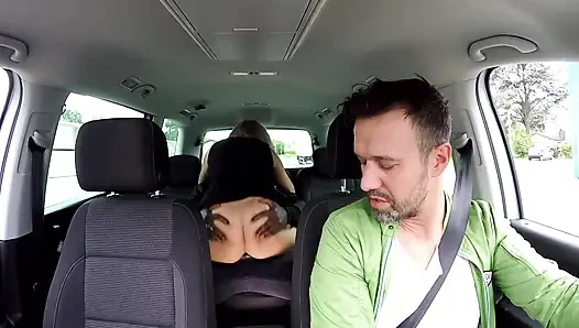 Atemberaubende tätowierte blondine im freien von einem großen schwarzen schwanz gefickt