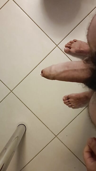 내 자지를 세게 움켜쥐는 두 손