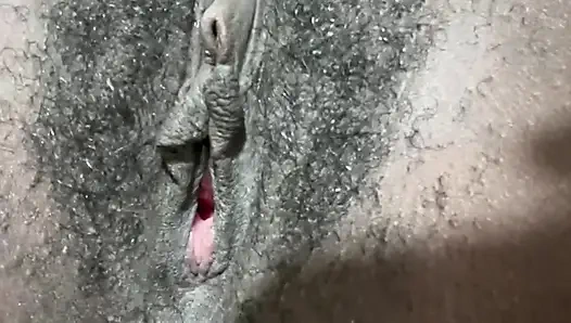 Cewek ini lagi asik muasin memeknya pakai mainan seks favoritnya