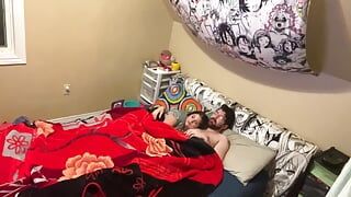 Ο άντρας χτυπάει το μουνί της γυναίκας πριν κοιμηθεί