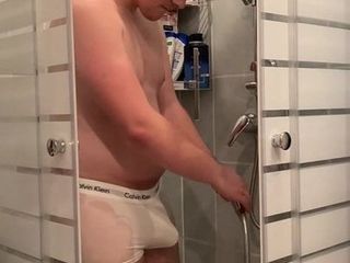 सुंदर जर्मन समलैंगिक लड़का बरस रही में सफेद जांघिया और सह