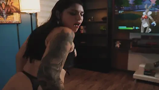 Dieses gotische mädchen will meinen schwanz, während ich spiele