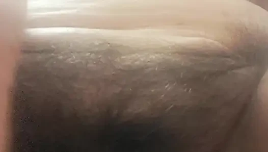 Mutter spielt nach dem urinieren mit ihren fingern in ihrer saftigen vagina