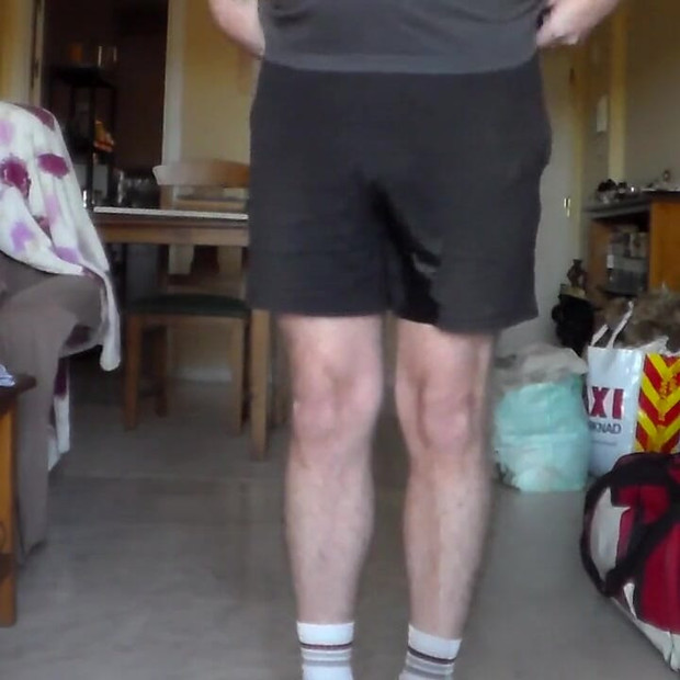 ジョンは彼の黒いショーツでおしっこをしている