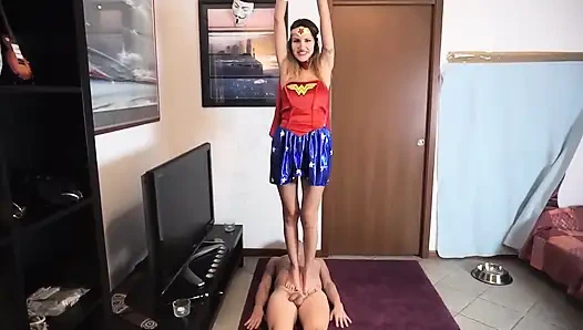 Костюмированная женщина, стоящая на своей рабыни