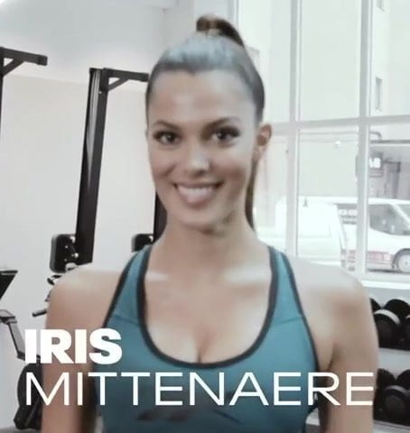 Iris Mittenaere - descente d'escalier en noir