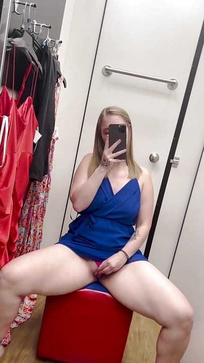 Risky Vibrator Play in Changing Room