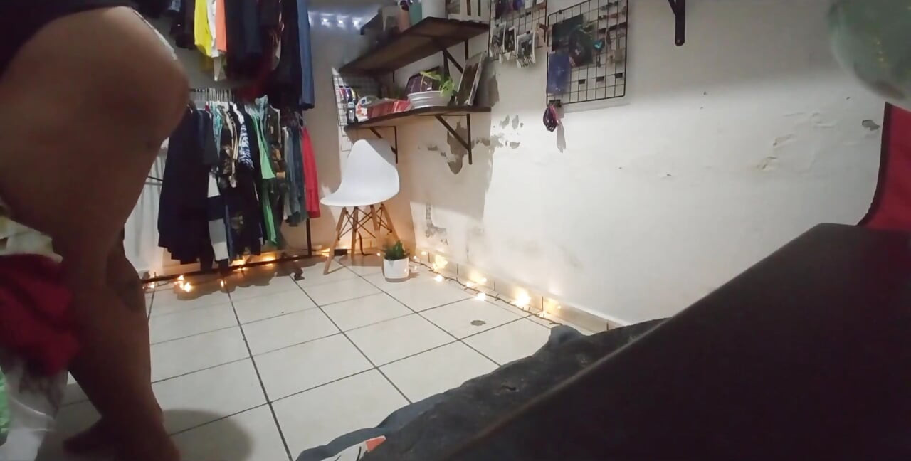 Velký zadek brunetka mexické skládací oblečení v tangách