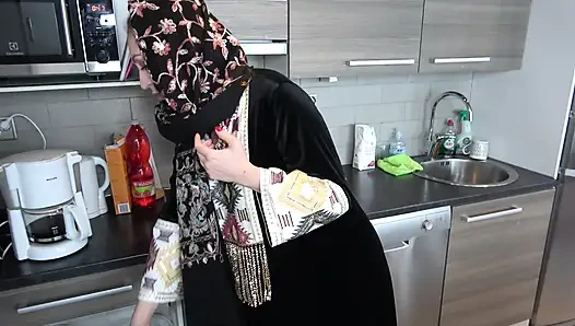 Мачеху с большой задницей в хиджабе трахнул мускулистый пасынок с большим черным членом