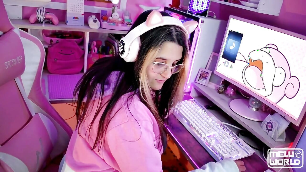 Streamer Dziewczyna robi się napalona i tryska w kamerze - Meluworld
