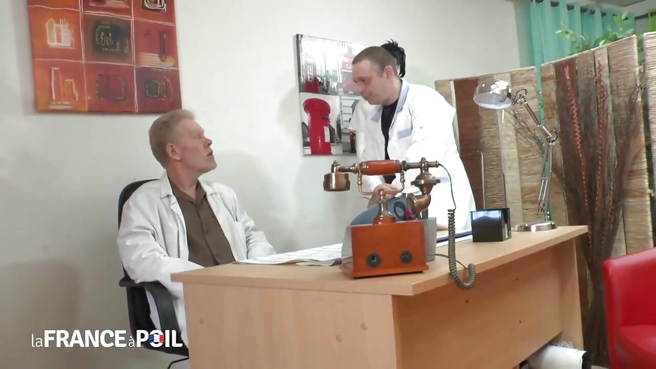 Duża brunetka suka zostaje ogolona i zerżnięta pięścią