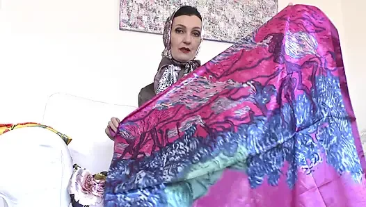 Permainan syal satin yang seru! Lady Victoria Valente