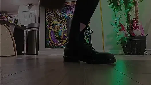 6'7 cewek raksasa di doc martens ganas - slow mo