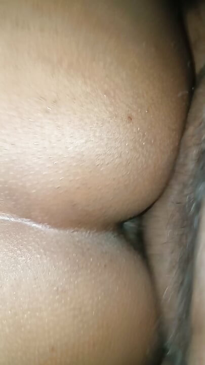 아내가 장난감으로 자위하고 거칠게 박히는 장면