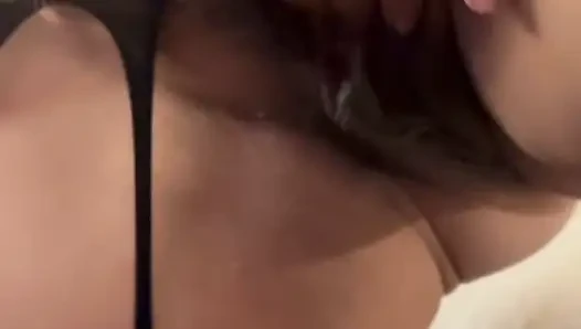 Memek pelacurku yang haus seks muncrat ke mana-mana saat aku memohong kontol sepanjang hari