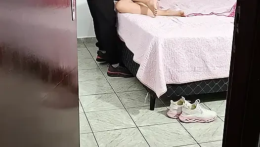 Stiefvater hilft stieftochter, sich auszuziehen, um zu bett zu gehen.