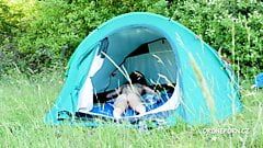 Милфа-нудистка Alzbeta спит в палатке