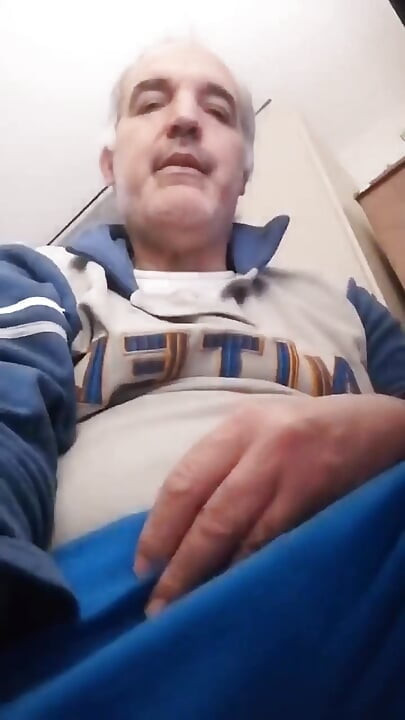 내 발기한 자지가 스마트폰 화면 전체를 가득 채웠다