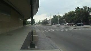 Autobus miejski jedzie przez centrum brodu