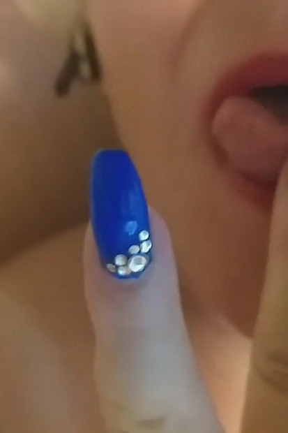 Une femme sexy se fait baiser avec deux godes