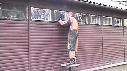 Arbeiterinnen mit hartem schwanz ficken den arsch einer sexy blondine in schwarzen strümpfen