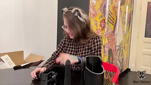 Mari galore unboxes mesin seks sama pacarnya