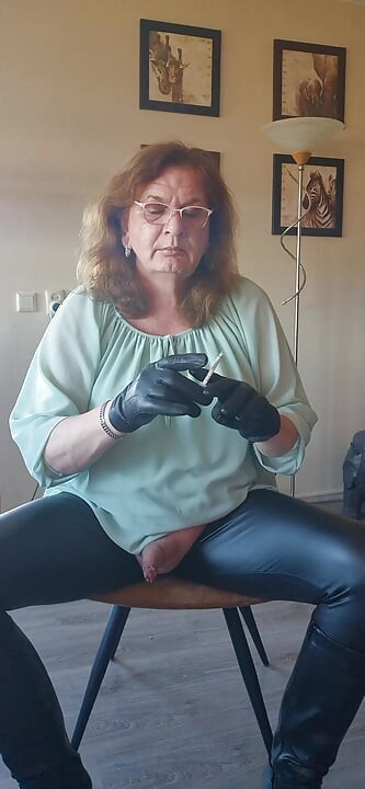Наслаждавам се на цигара и пепел в устата си