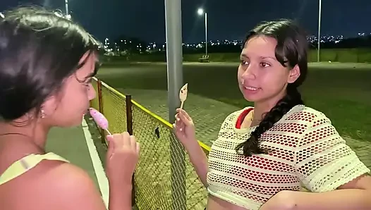 Трахнули в 4, пока у нее не будет оргазм, который заставляет ее мочиться