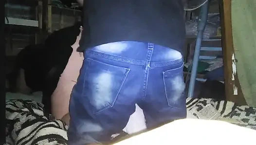 Трахаю пальцами шлюху в раковине с розовыми стрингами