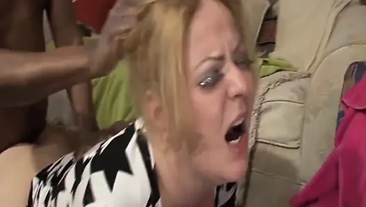 Черный член для Them_Scene 01 Пухлая обожает свою новую черную игрушку