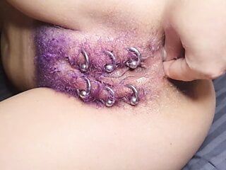 紫色毛茸茸的穿孔阴户得到肛门拳交潮吹