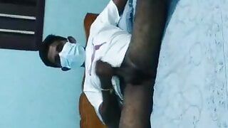 Sri Lankaanse jongen alleen in bed geneukt