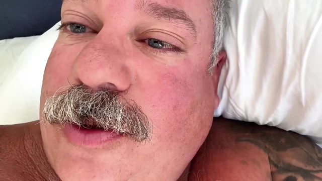 年长的英俊绅士有一个巨大的捐赠